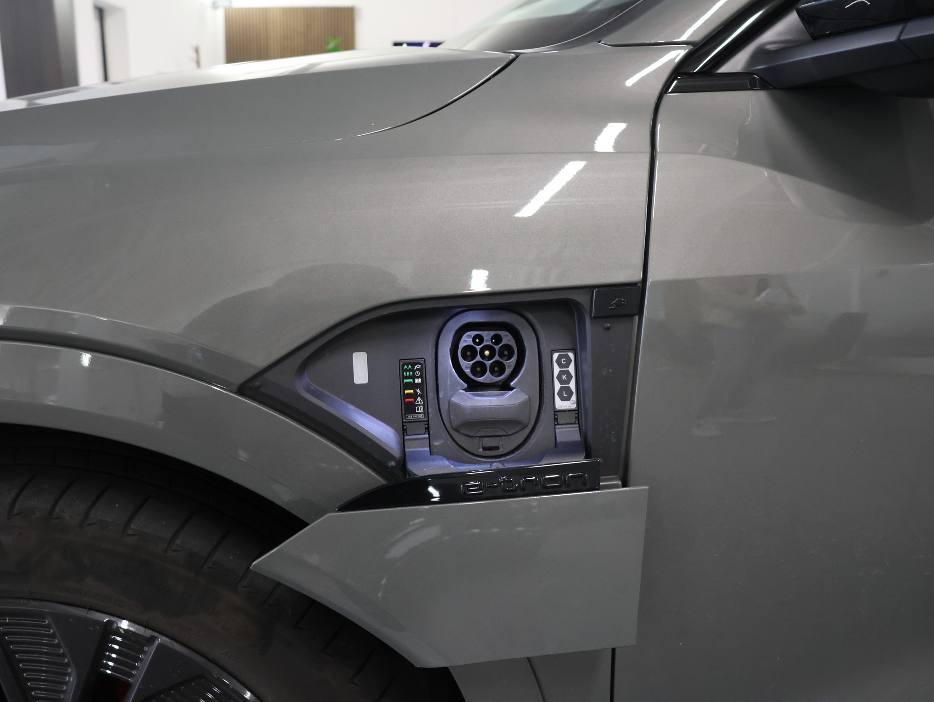 AUDI Q8 50 e-tron Black Edition quattro-image-8
