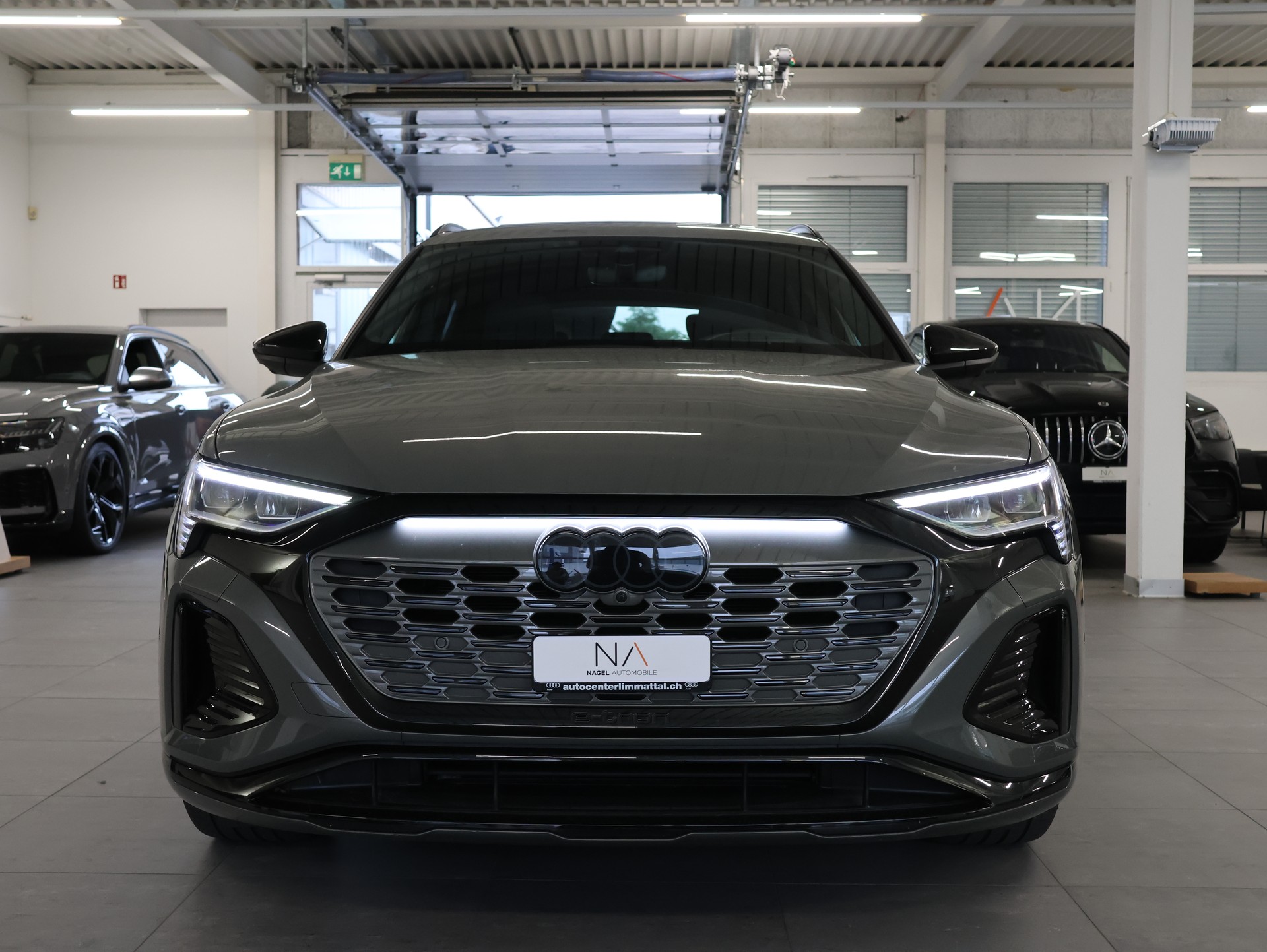 AUDI Q8 50 e-tron Black Edition quattro-showroom-element-2