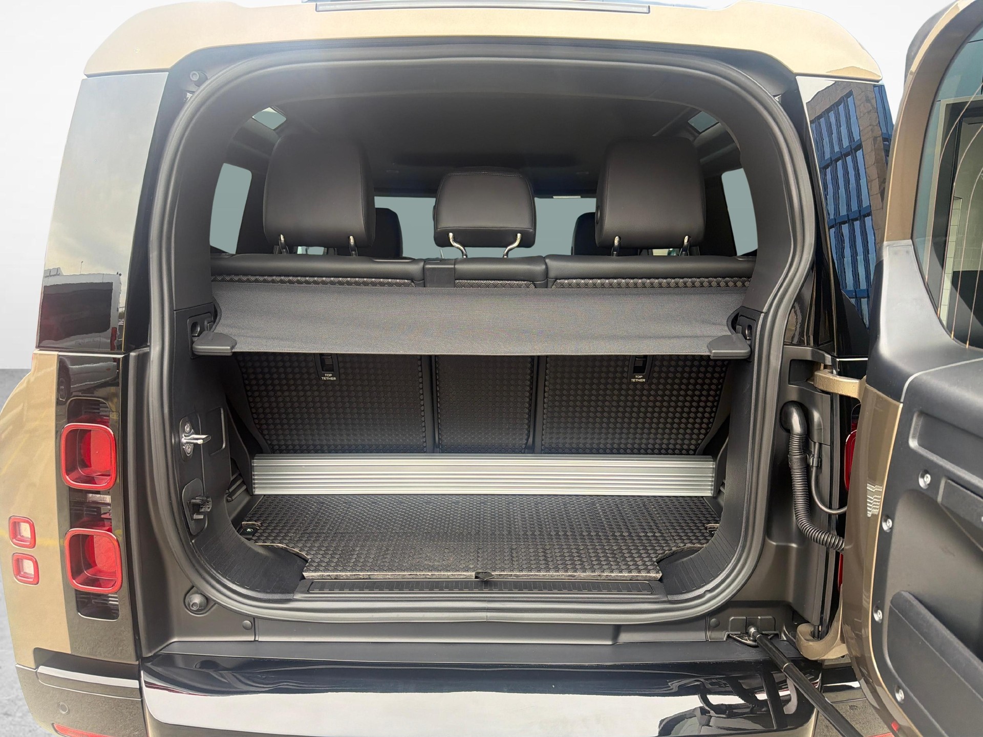 LAND ROVER Defender 90 3.0 D I6 X-Dynamic SE-image-20