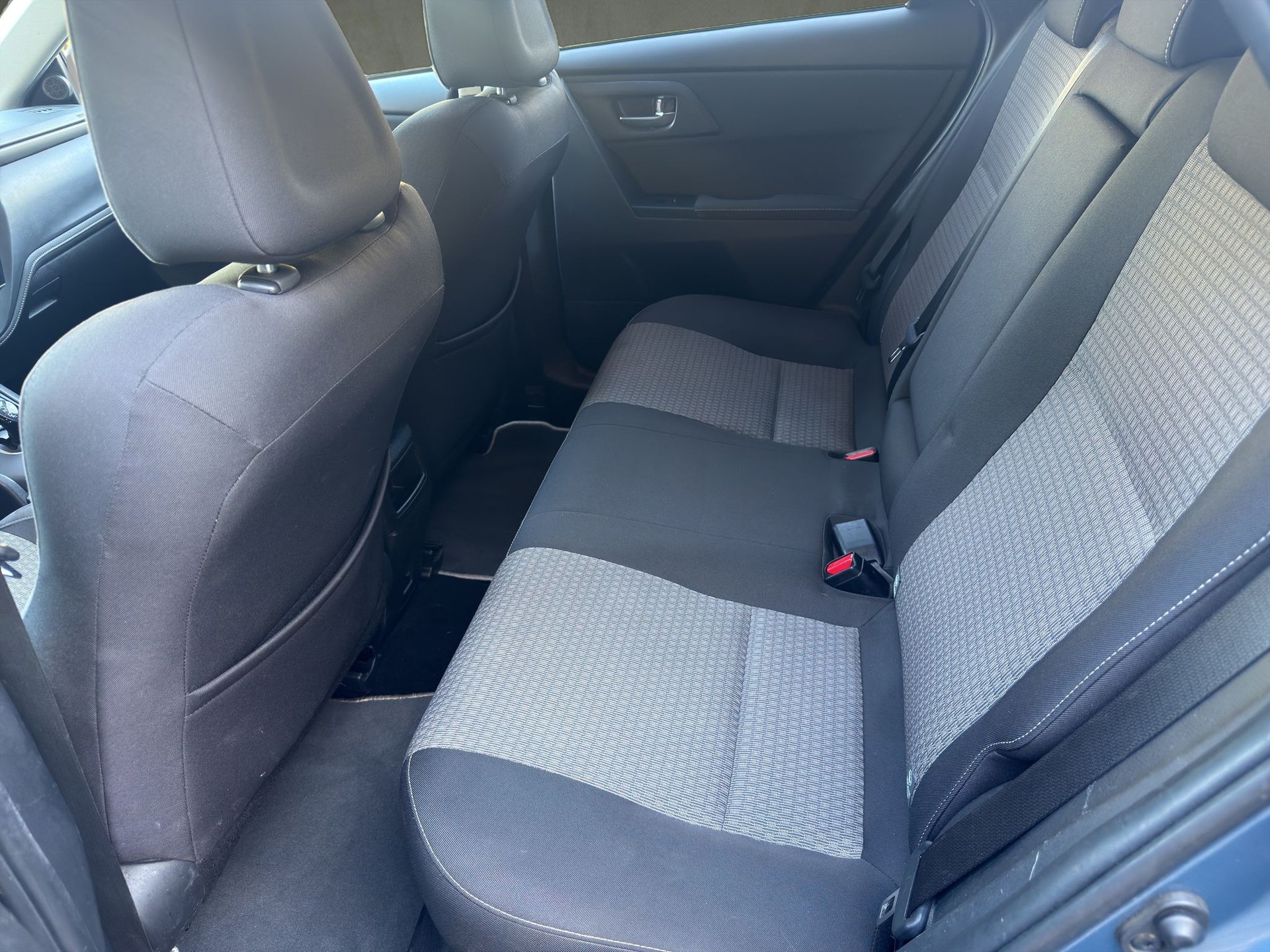 TOYOTA Auris 1.8 HSD Premium e-CVT-image-14