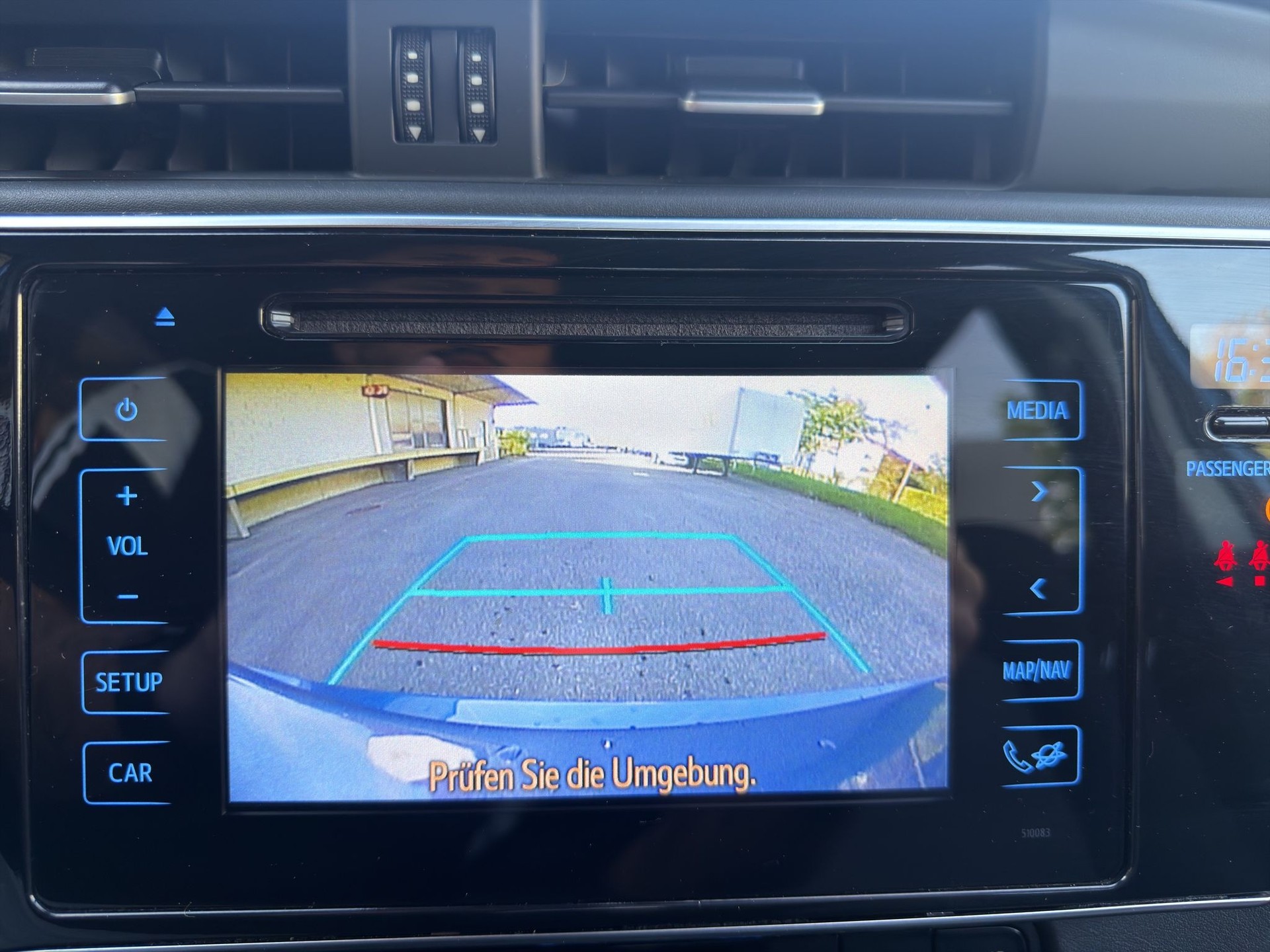TOYOTA Auris 1.8 HSD Premium e-CVT-image-12