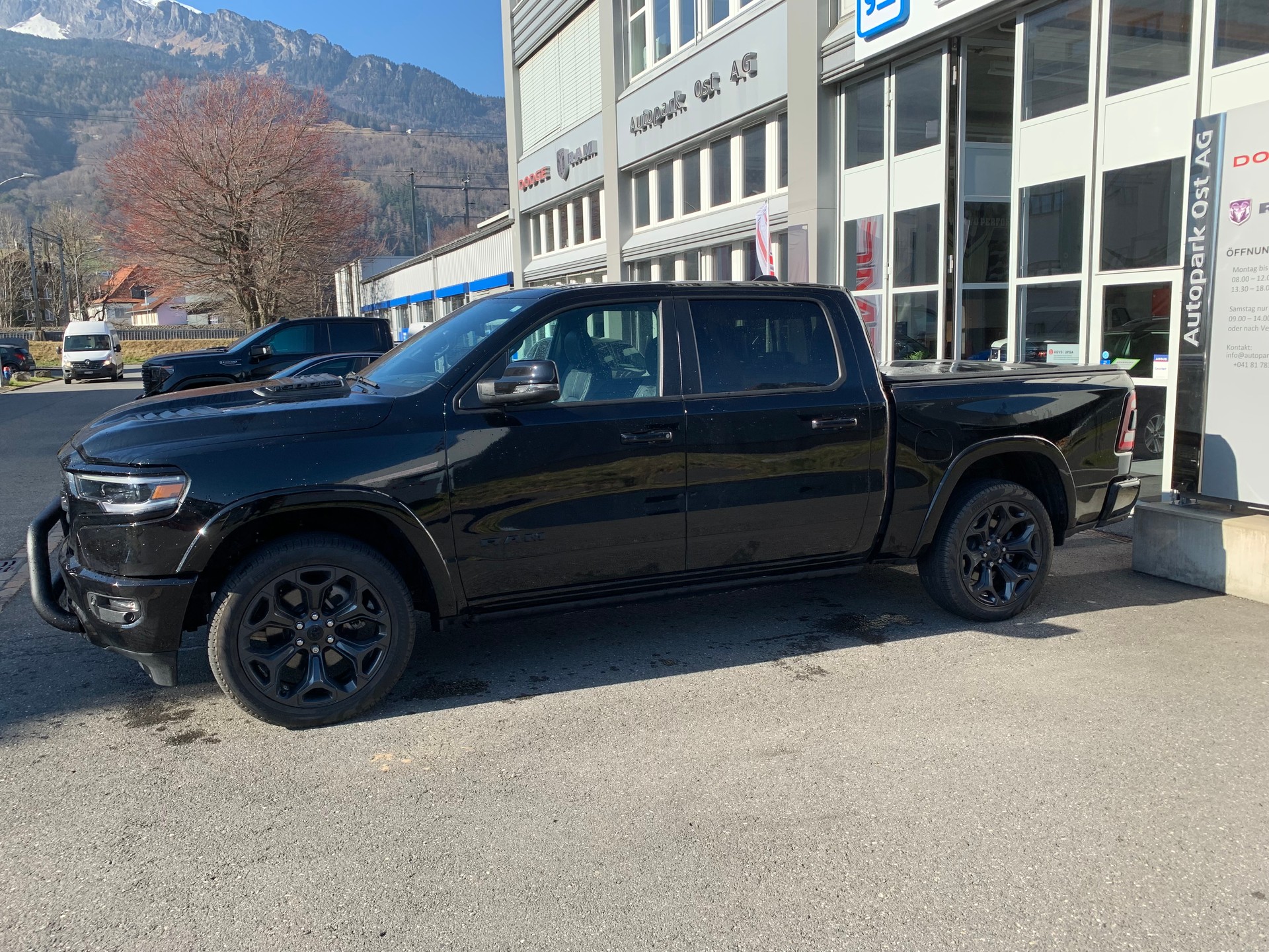 DODGE Ram 1500 Limited Crew Cab 5,7 V8 Night Edition E-Torque-image-2
