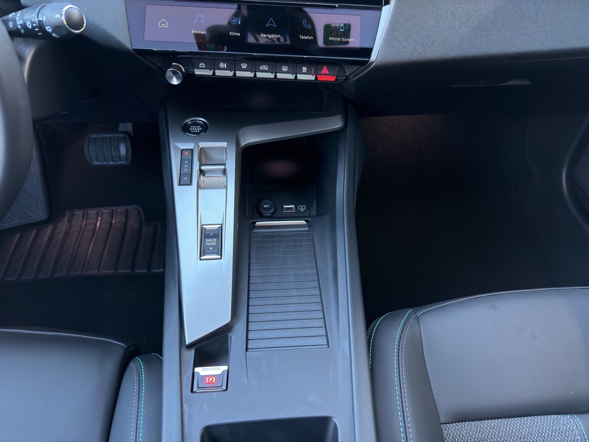 PEUGEOT 308 1.2 Pure Tech Allure EAT8-image-10