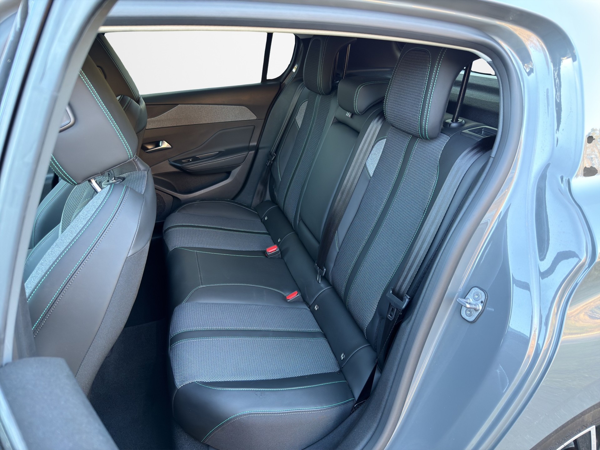 PEUGEOT 308 1.2 Pure Tech Allure EAT8-image-9