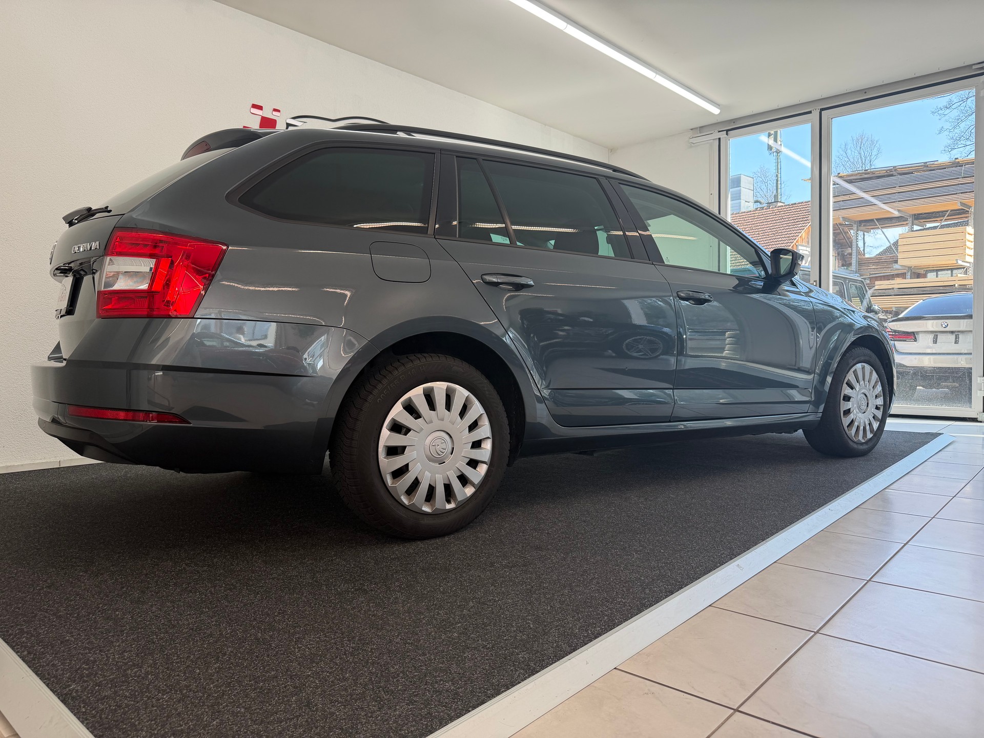 SKODA Octavia Combi 1.6 TDI 115 Ambition DSG-image-4