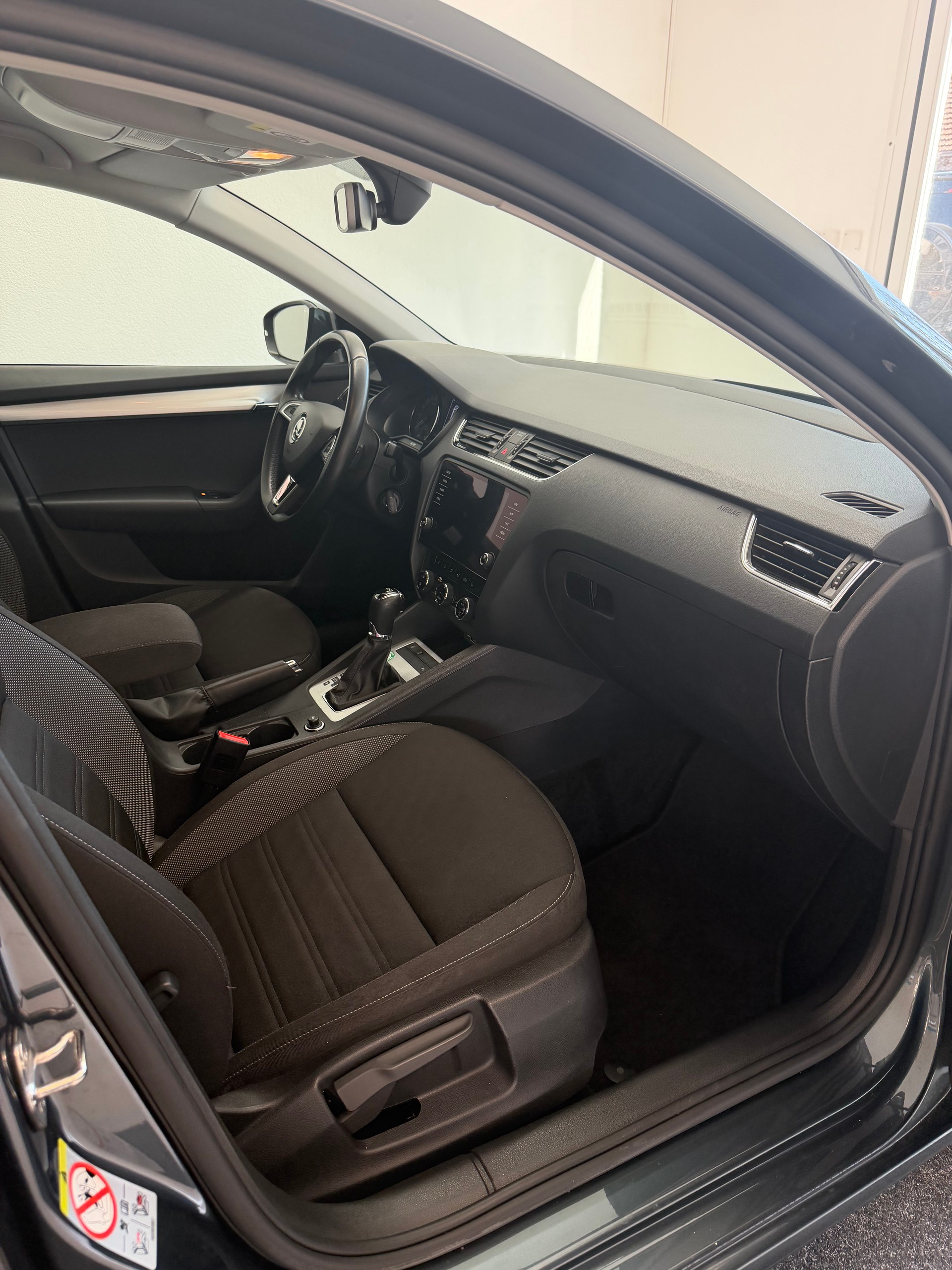 SKODA Octavia Combi 1.6 TDI 115 Ambition DSG-image-9