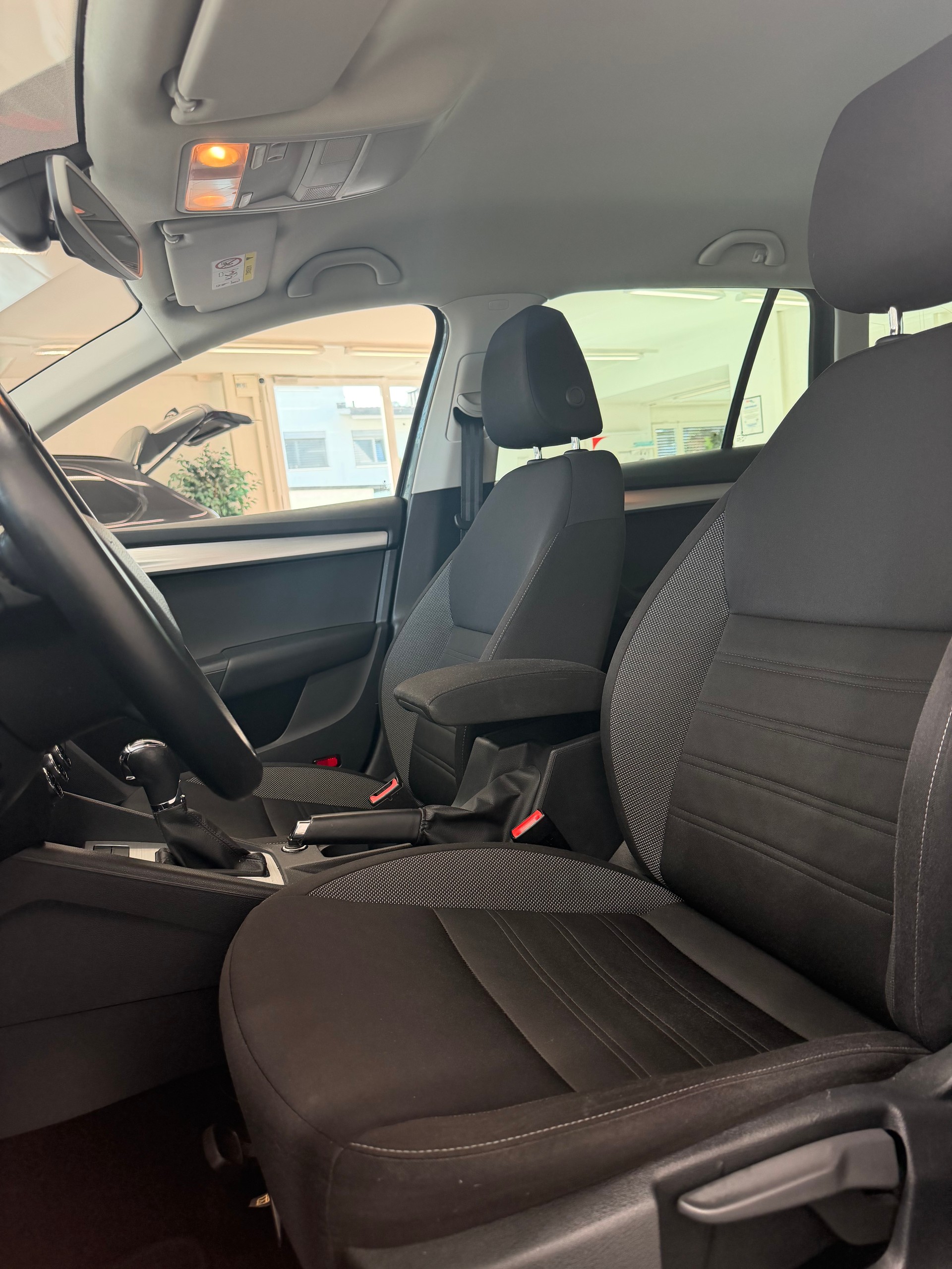 SKODA Octavia Combi 1.6 TDI 115 Ambition DSG-image-7