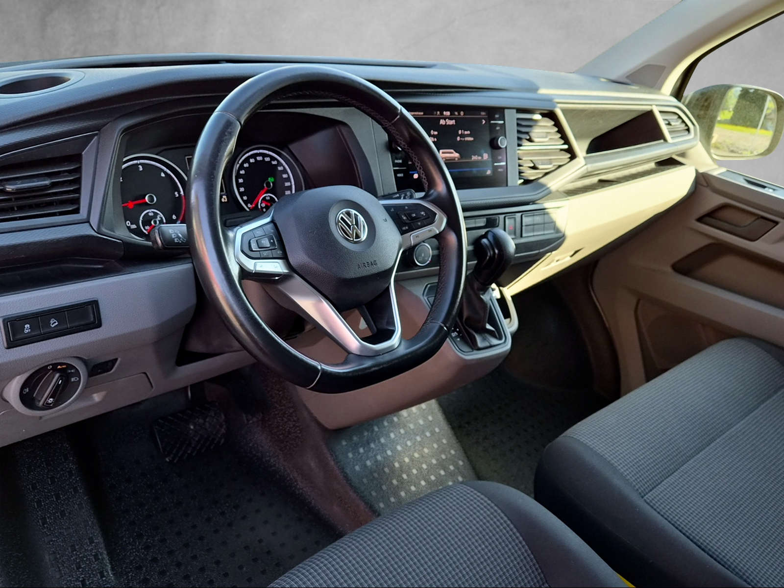 VW T6.1 2.0 TDI 4Motion DSG-image-5