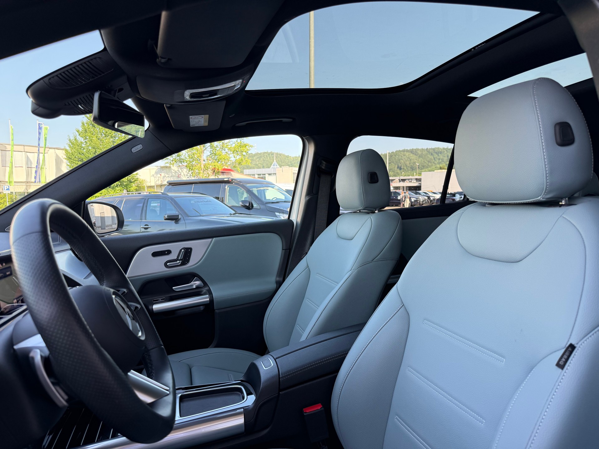 MERCEDES-BENZ EQA 350 AMG Line 4Matic Swiss Star-image-4