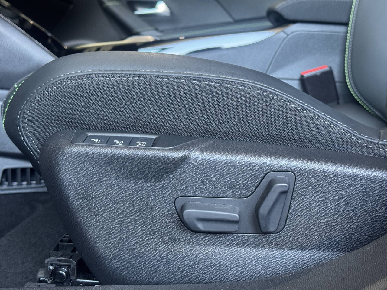 PEUGEOT 2008 1.2 Hybrid 145 PS GT-image-6