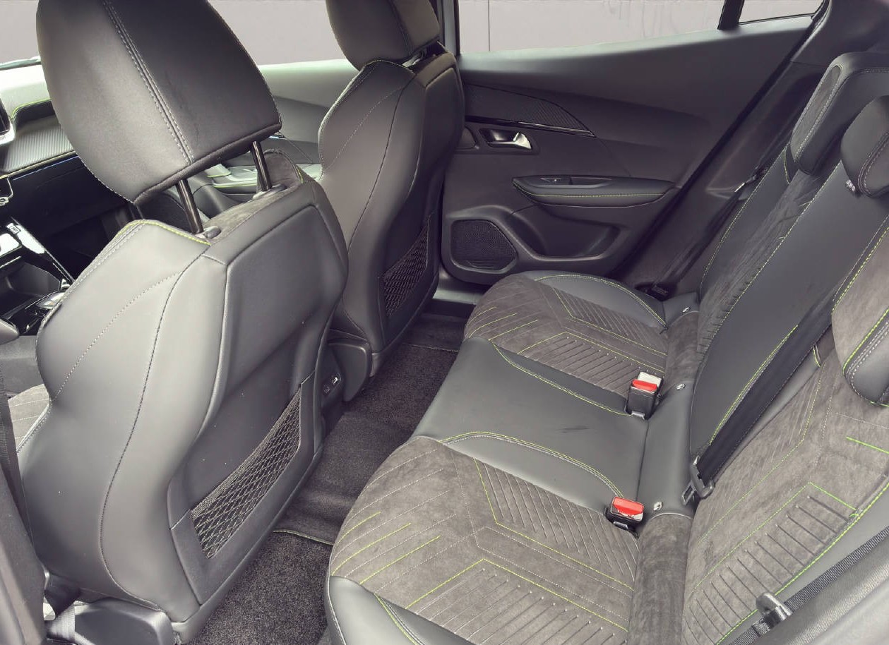 PEUGEOT 2008 1.2 Hybrid 145 PS GT-image-7