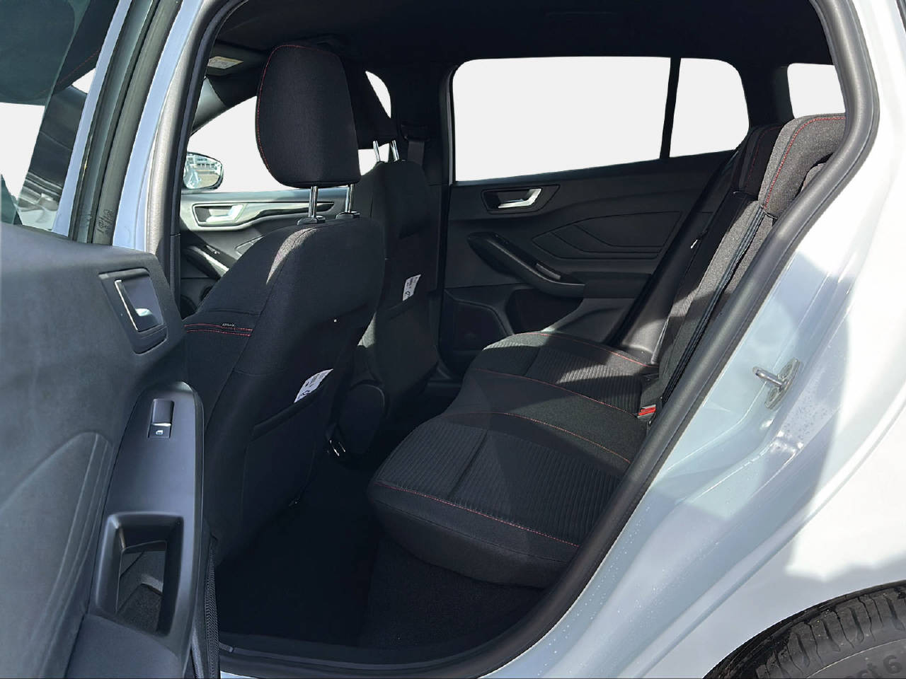 FORD Focus Station Wagon 1.0i EcoB Hybrid 155 ST-Line-image-12