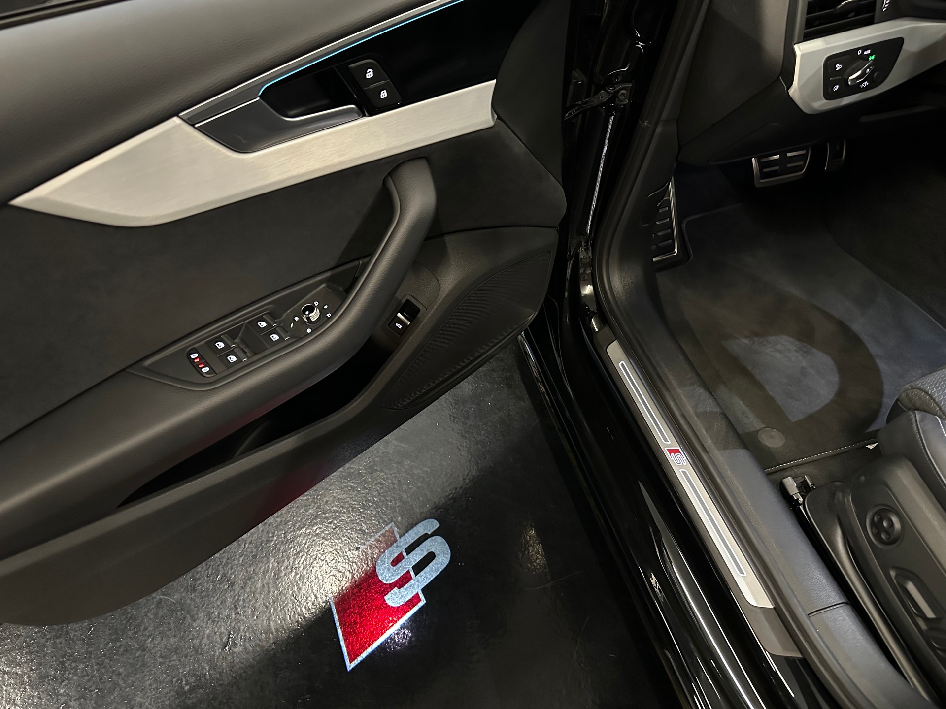 AUDI A4 Avant 40 TDI S line Attraction quattro S-tronic-image-25