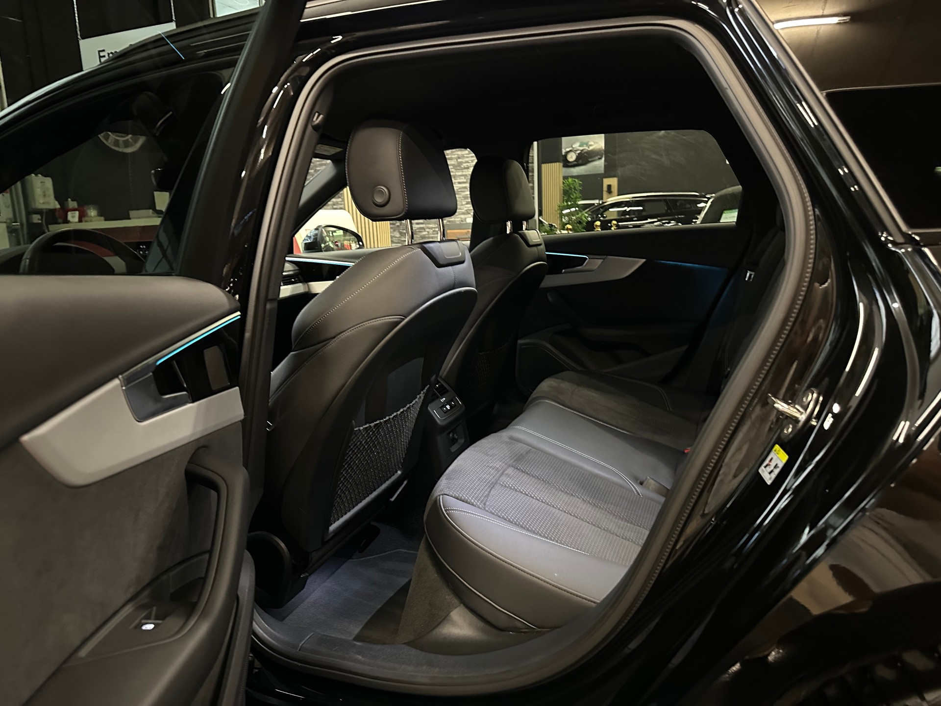 AUDI A4 Avant 40 TDI S line Attraction quattro S-tronic-image-19
