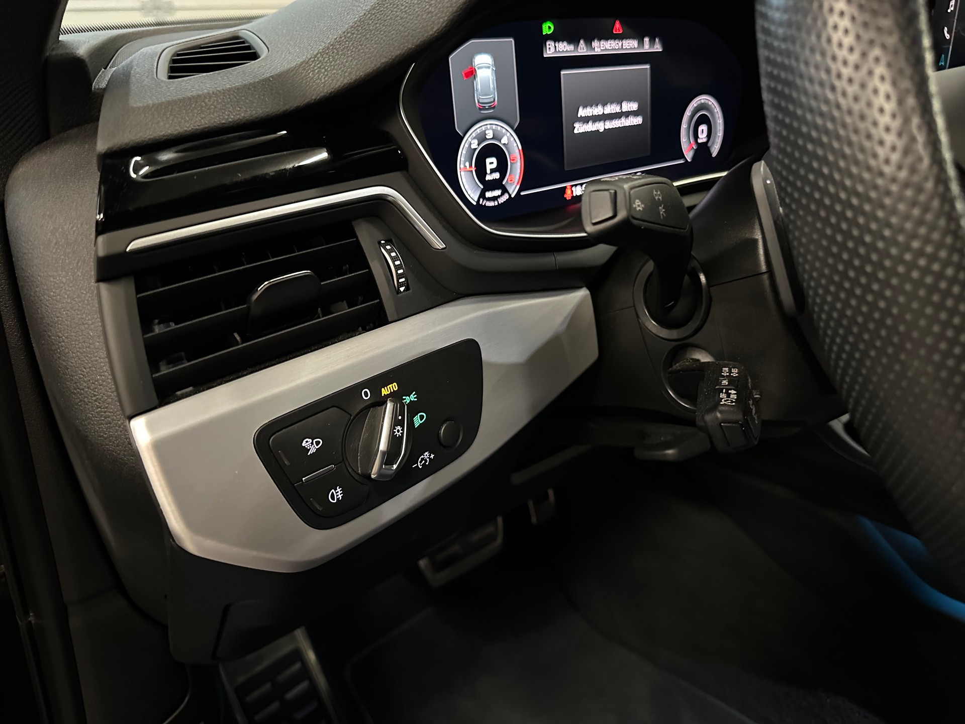 AUDI A4 Avant 40 TDI S line Attraction quattro S-tronic-image-13