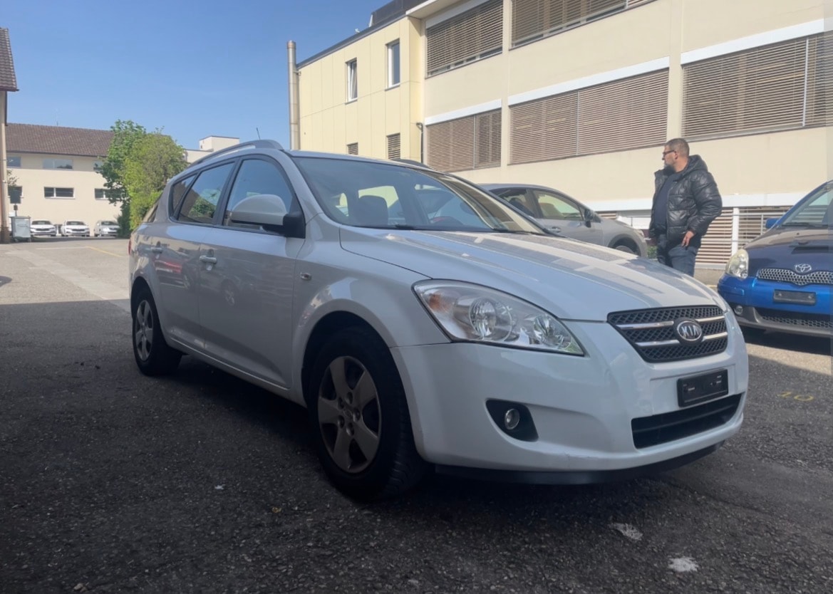 KIA Cee'd Sporty Wagon 1.4 16V Eco-image-2