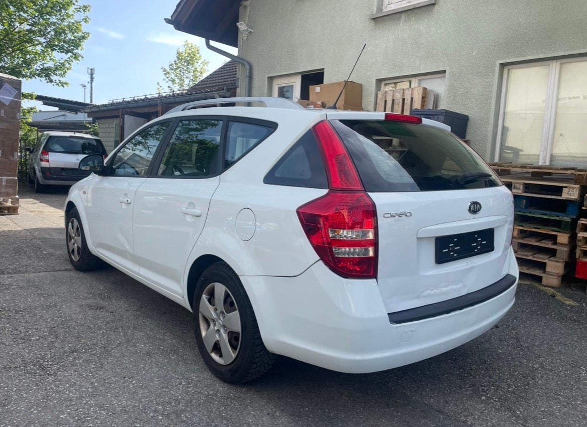 KIA Cee'd Sporty Wagon 1.4 16V Eco-image-5