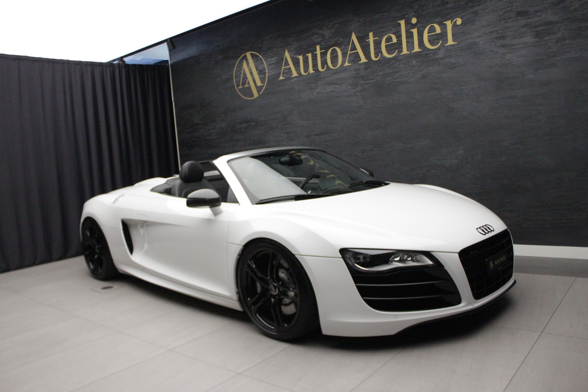 AUDI R8 Spyder 5.2 R-Tronic-showroom-element-3