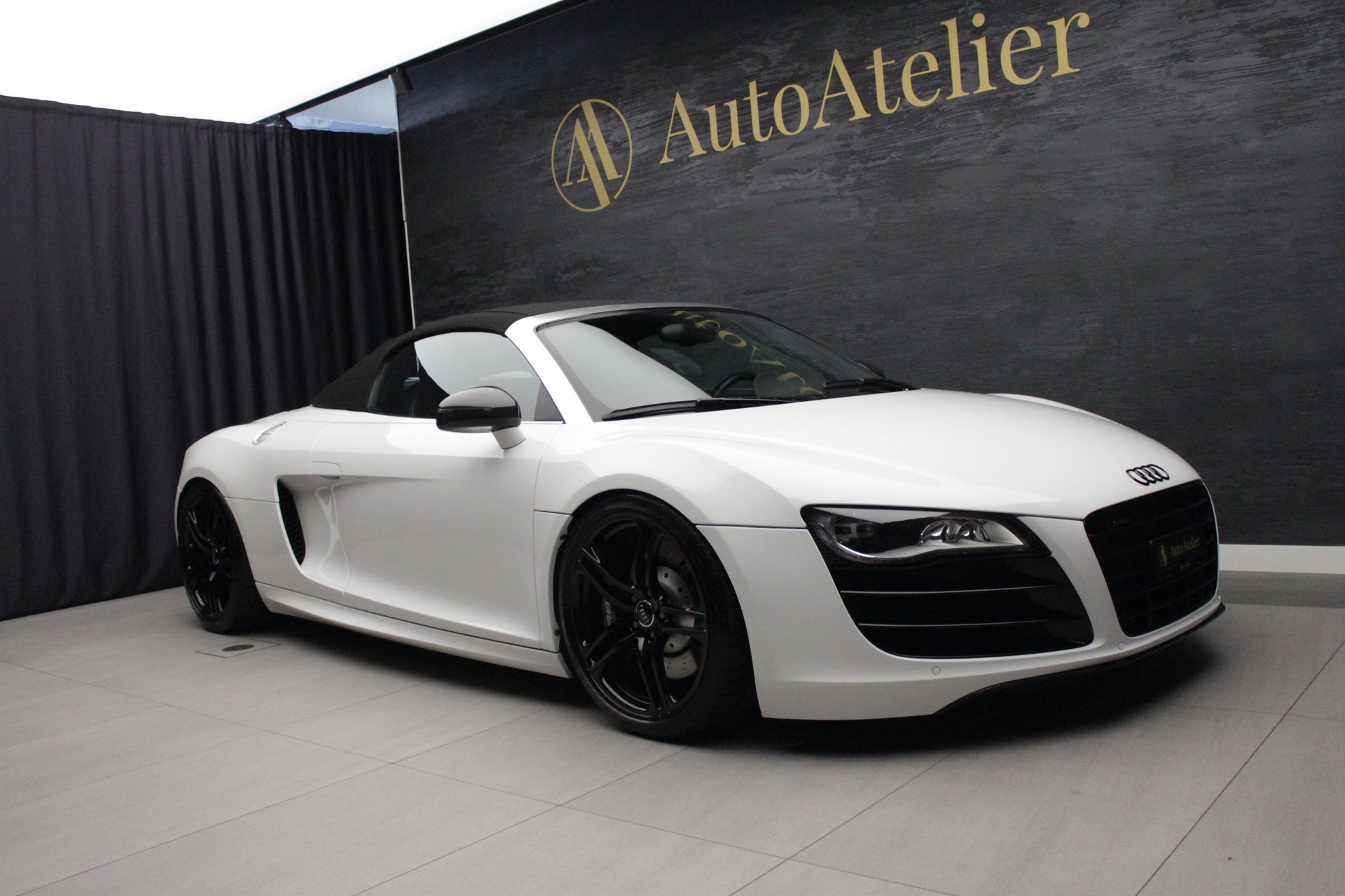 AUDI R8 Spyder 5.2 R-Tronic-showroom-element-1