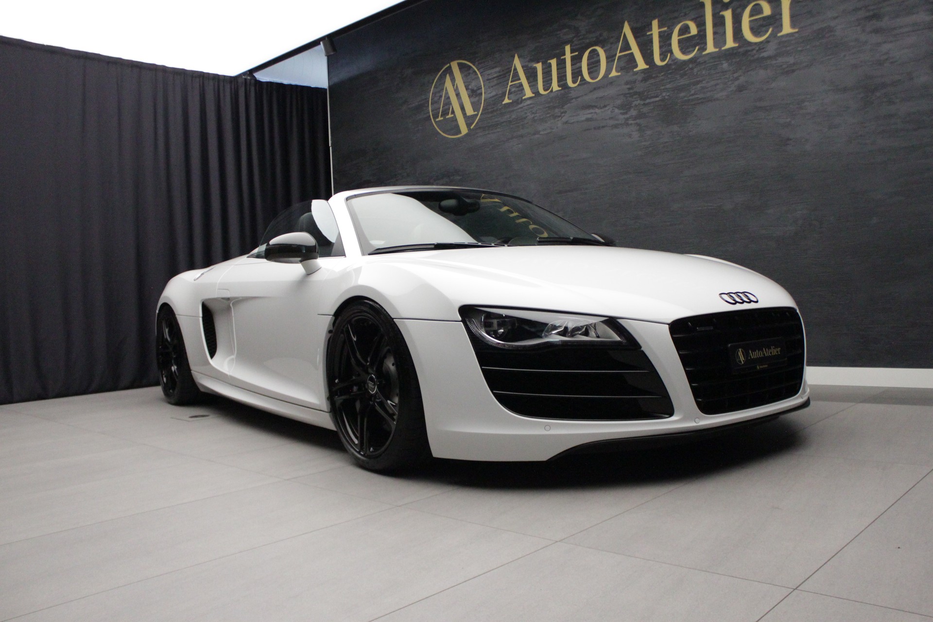 AUDI R8 Spyder 5.2 R-Tronic-showroom-element-2