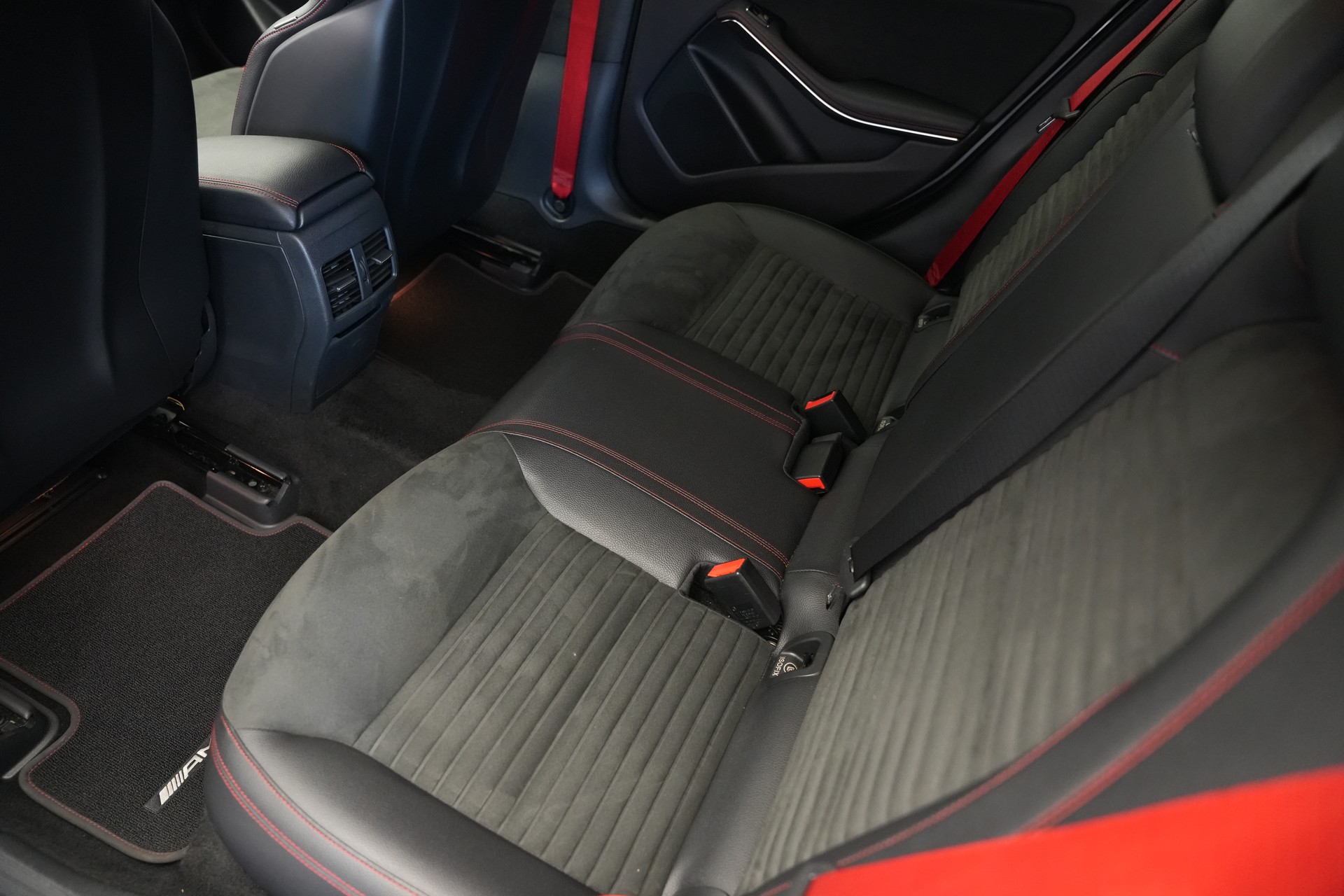 MERCEDES-BENZ A 45 AMG 4Matic Speedshift 7G-DCT *CH-Fahrzeug* *Performance Sitze*-image-14