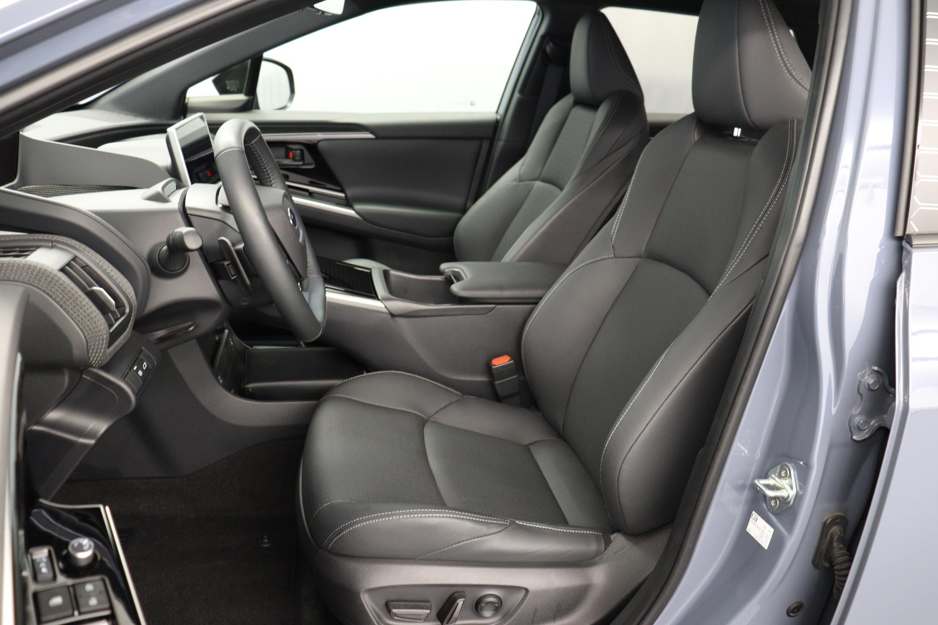 SUBARU Solterra eV Luxury AWD-showroom-element-2