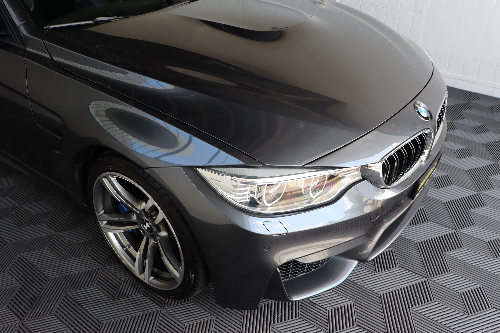 BMW M3 Drivelogic-showroom-element-2