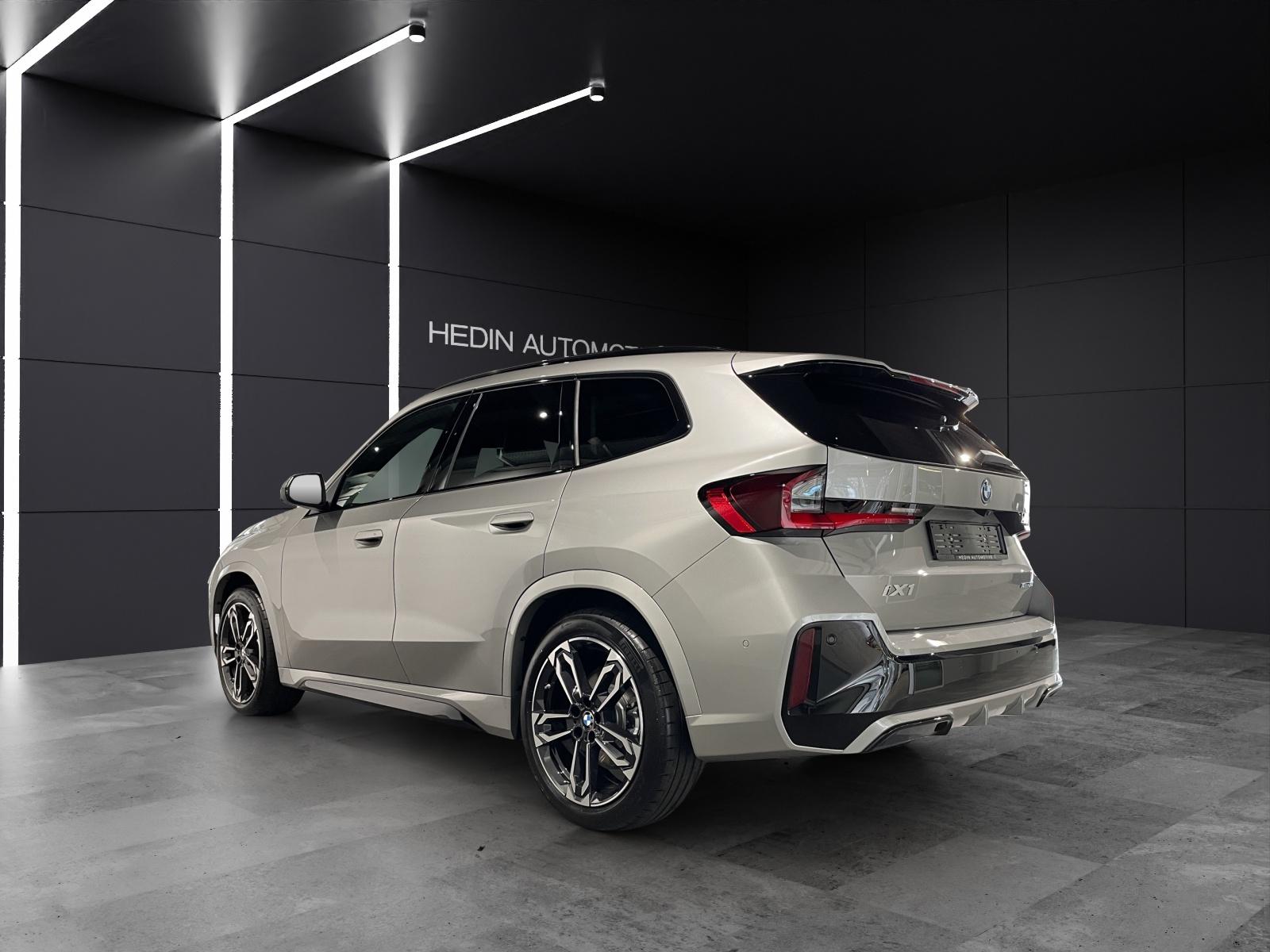 BMW iX1 30 xDrive-showroom-element-3