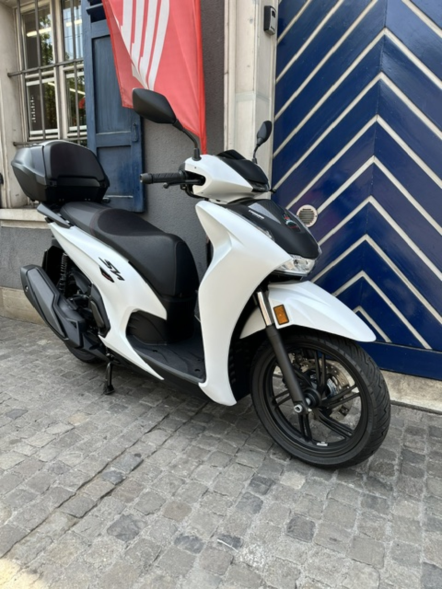 HONDA SH 350 Sporty Smart Top Box TOP Occasion mit wenig Kilometer-image-1