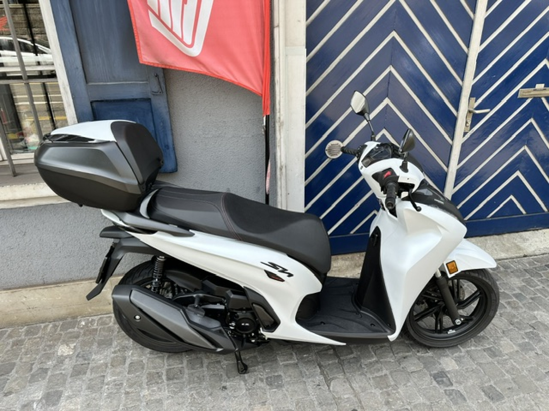 HONDA SH 350 Sporty Smart Top Box TOP Occasion mit wenig Kilometer-image-5