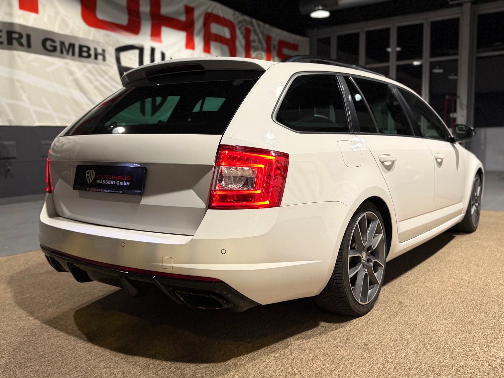 SKODA Octavia Combi 2.0 TSI RS-showroom-element-2