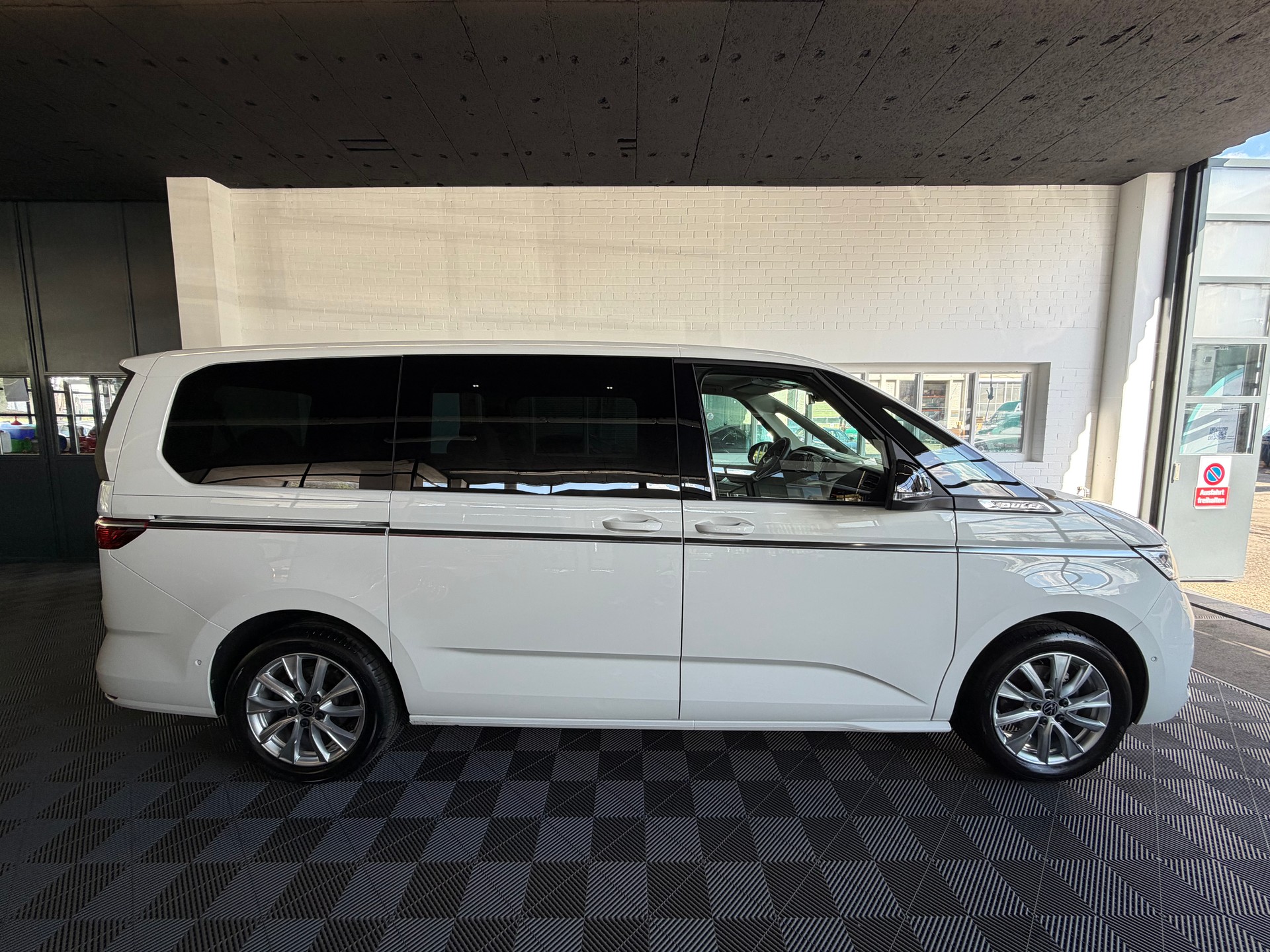 VW Multivan 2.0 TDI Style DSG Lang-showroom-element-1