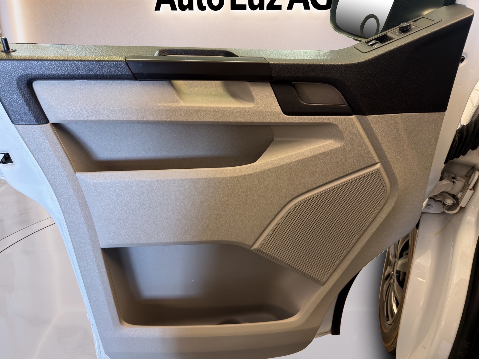 VW T6 2.0 TDI Transporter-image-13