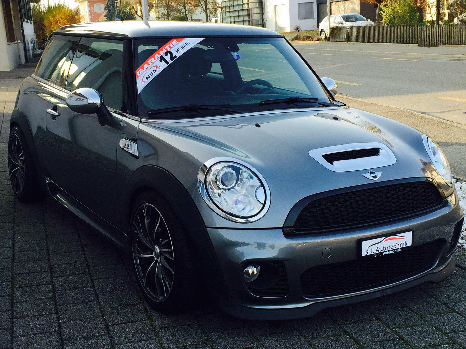 MINI Cooper JCW-showroom-element-2