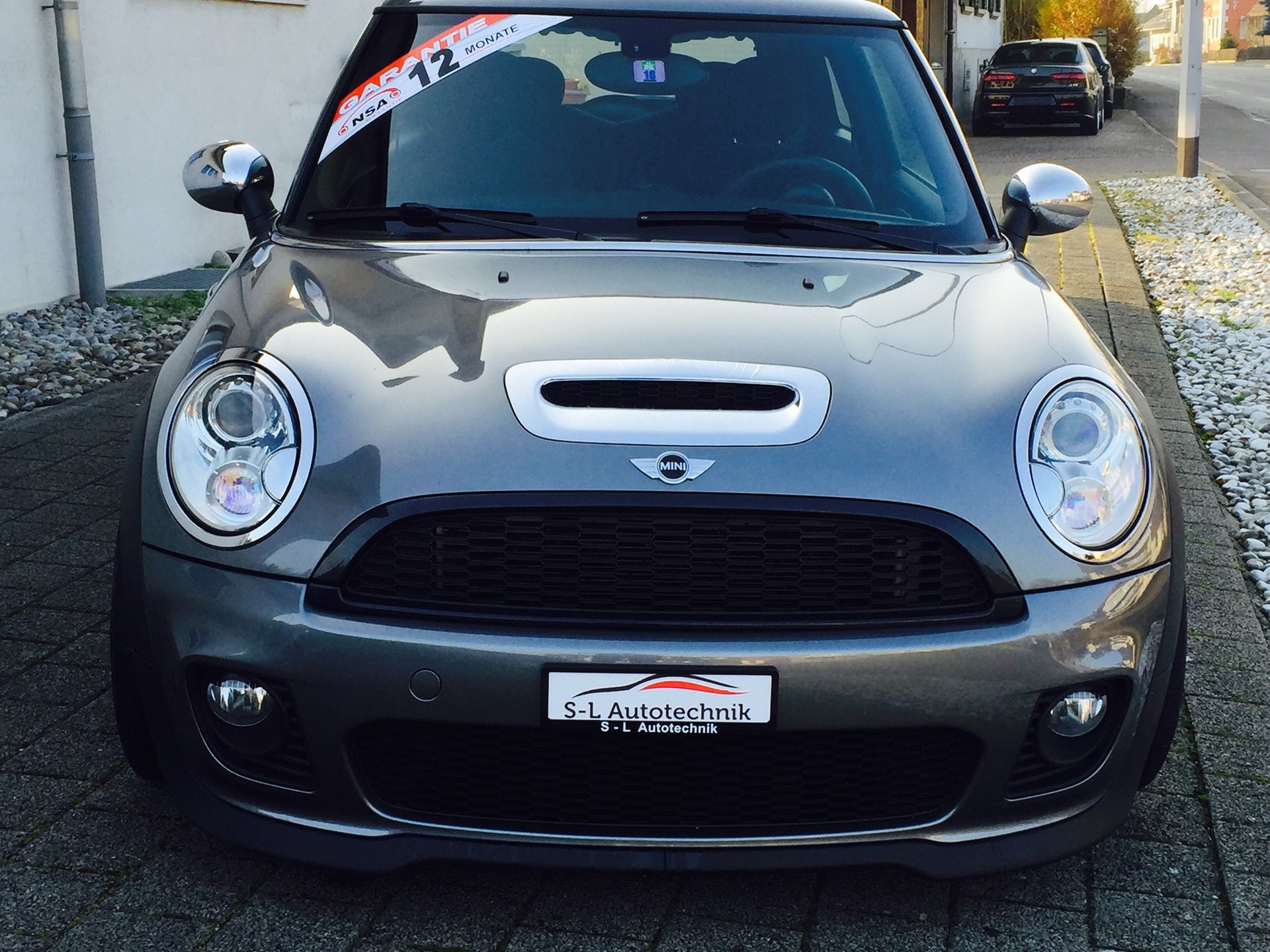 MINI Cooper JCW-showroom-element-1