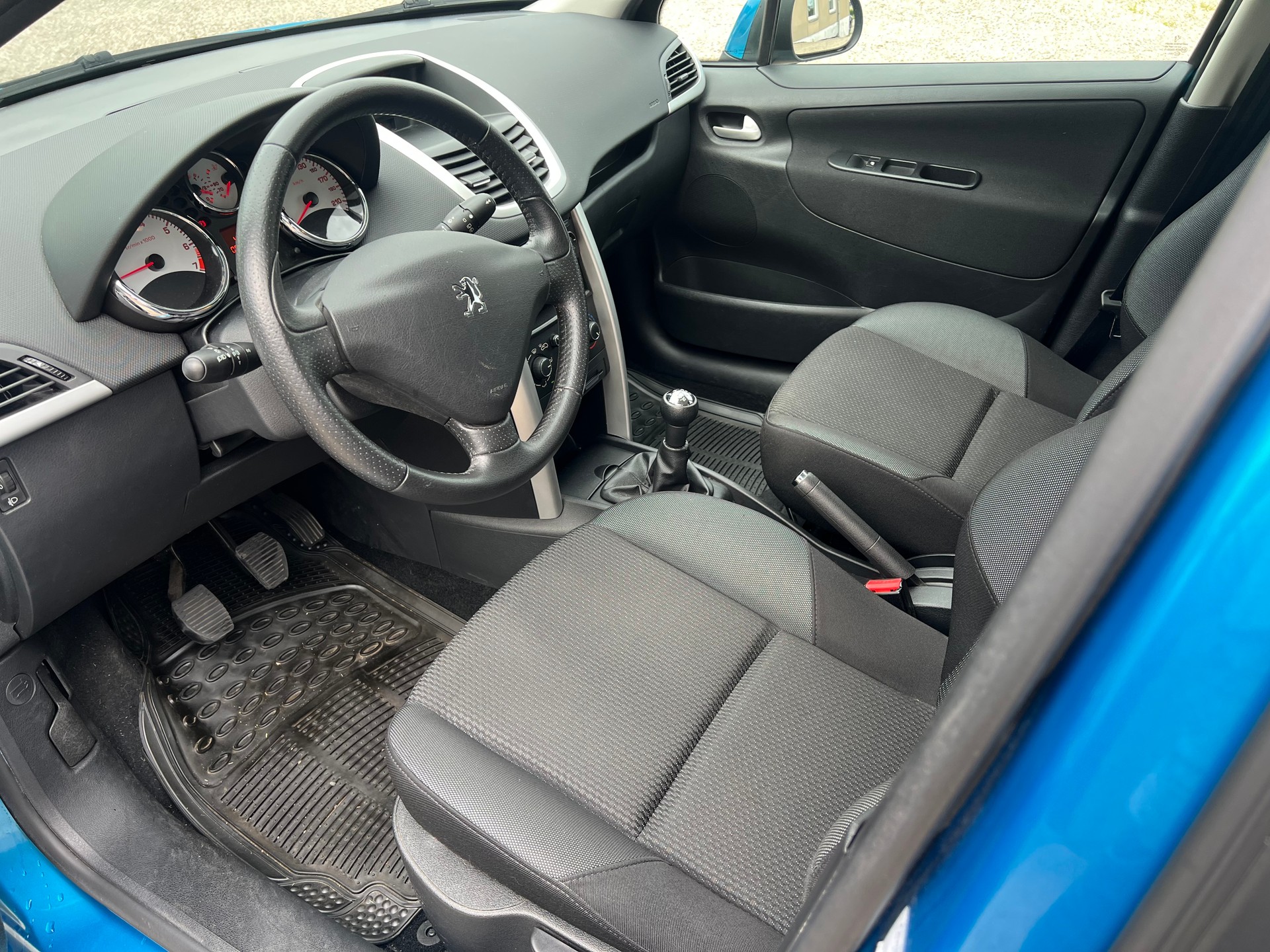 PEUGEOT 207 SW 1.4 16V Swiss Edition-image-4