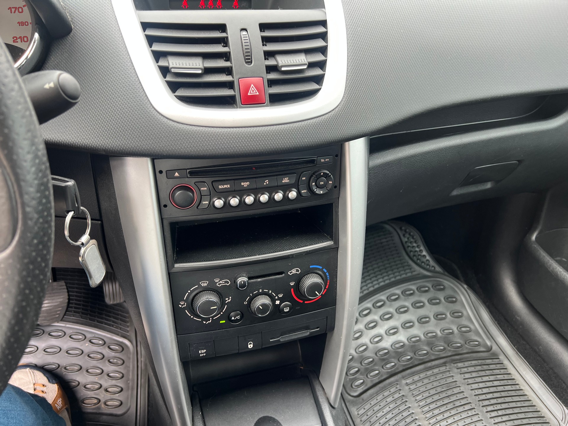 PEUGEOT 207 SW 1.4 16V Swiss Edition-image-8