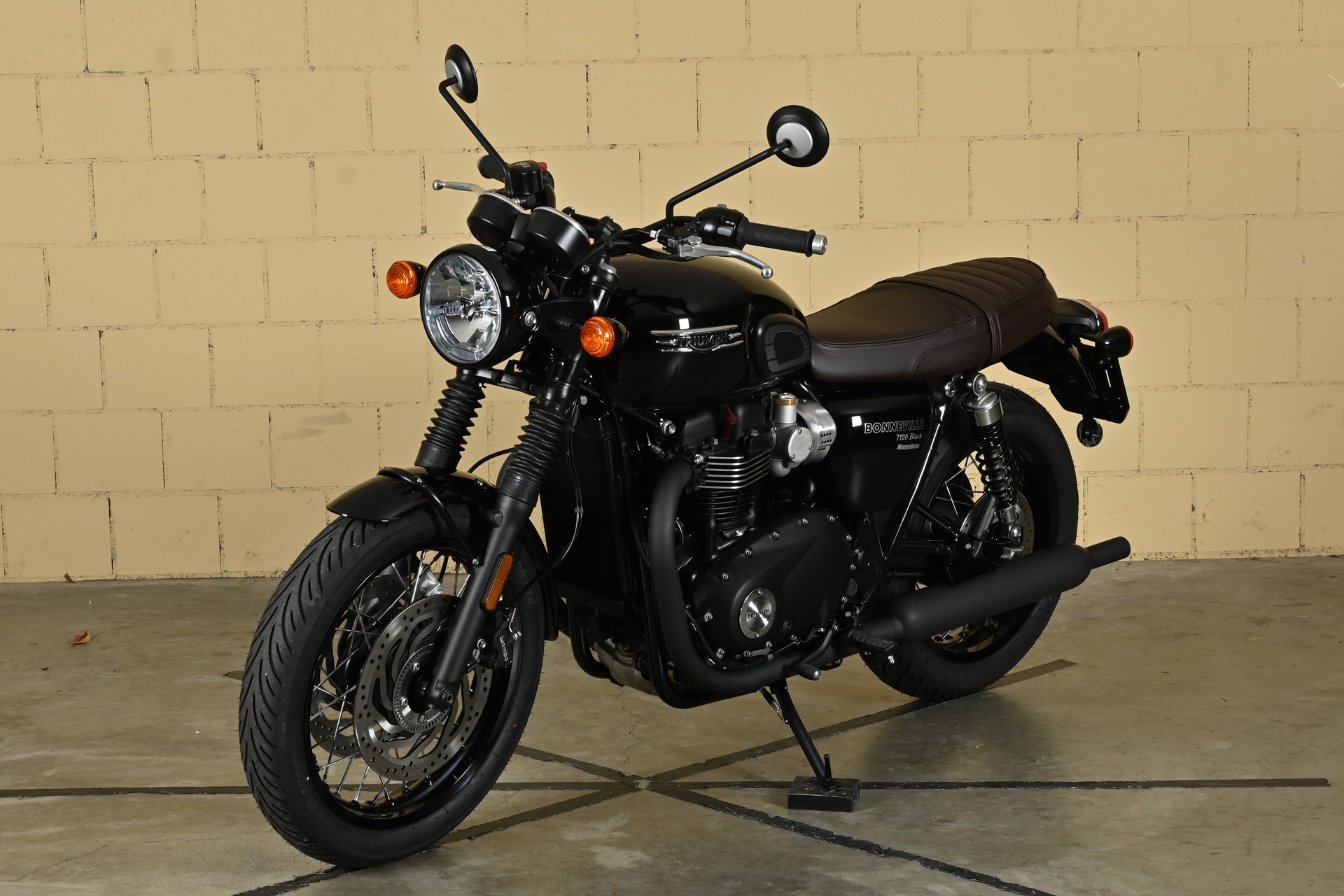 TRIUMPH Bonneville T120 Black-image-2