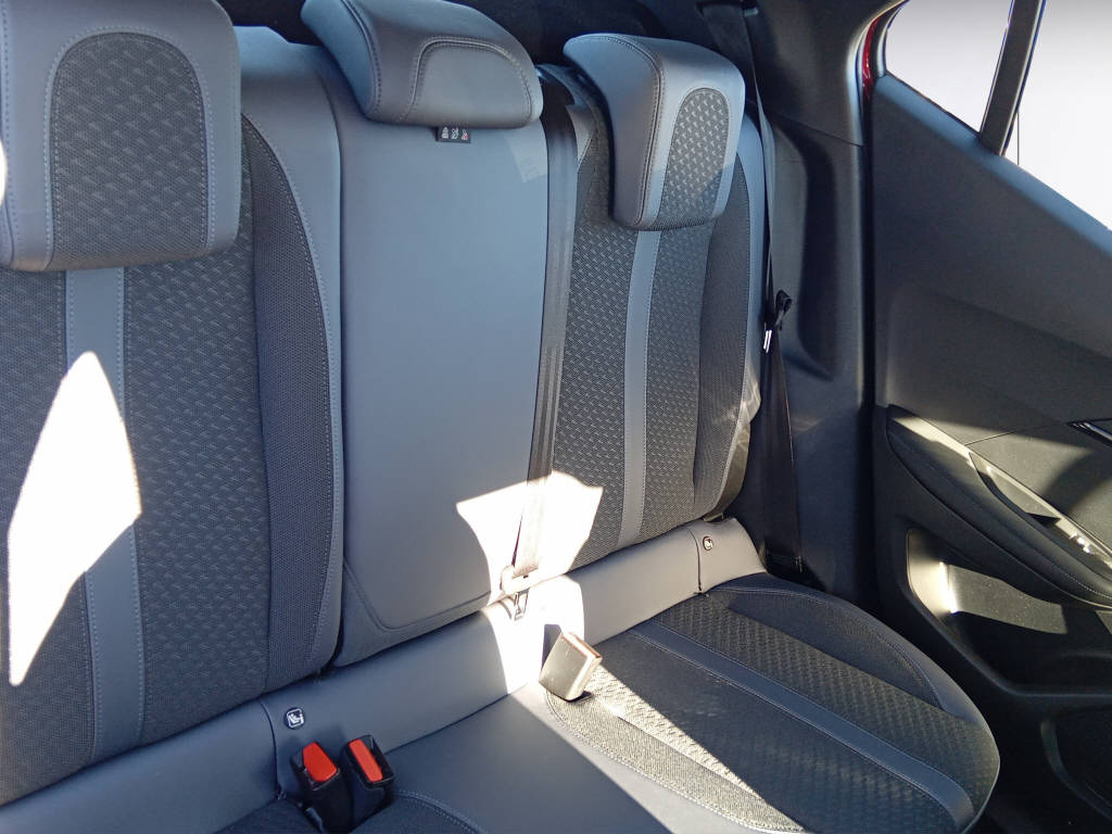 PEUGEOT 2008 1.2 PureTech 130 Allure-image-15