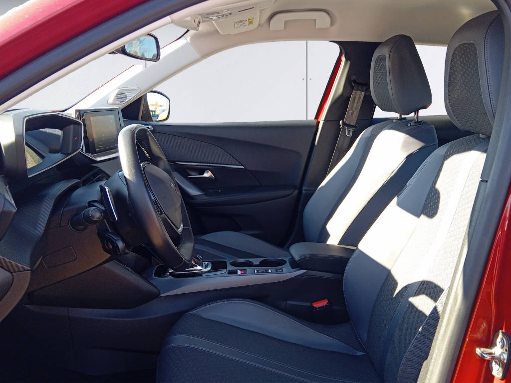 PEUGEOT 2008 1.2 PureTech 130 Allure-image-9