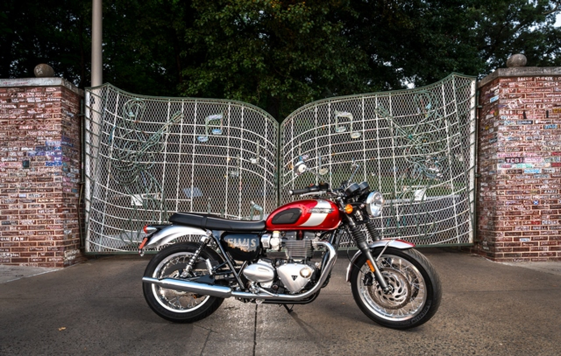 TRIUMPH Bonneville T120 Elvis Presley Limited Edition-showroom-element-1