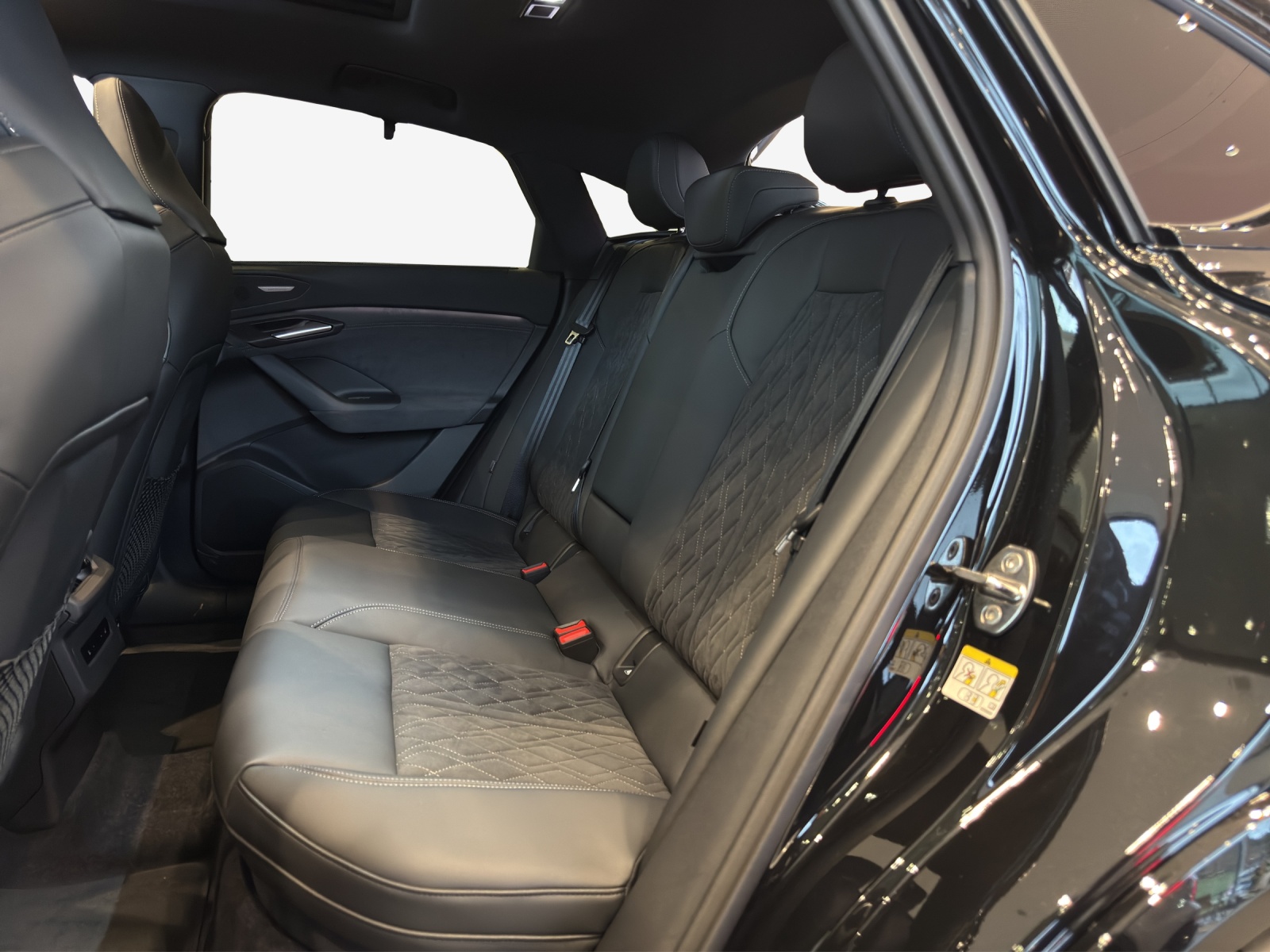 AUDI SQ6 Sportback e-tron quattro-image-11