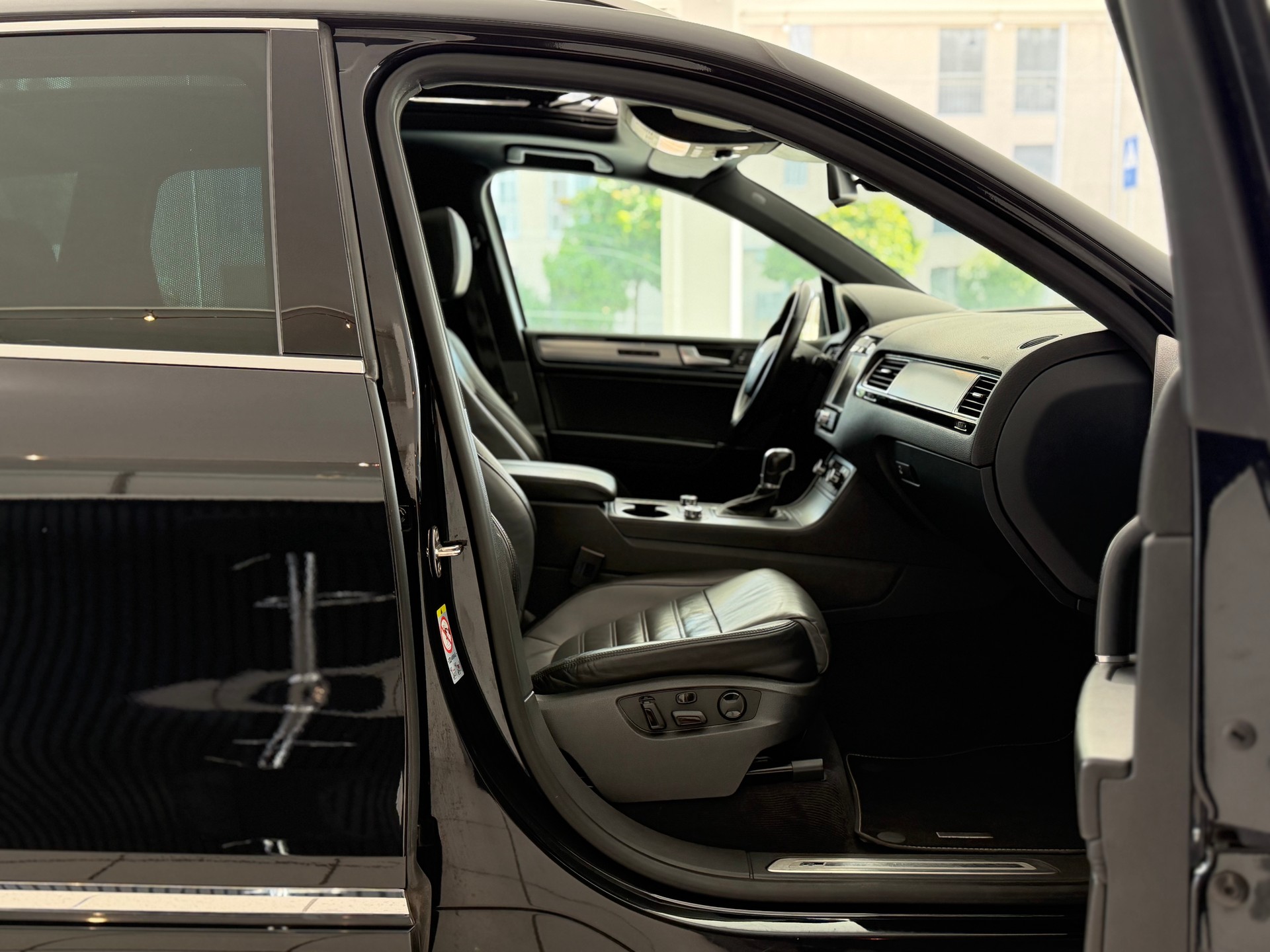 VW Touareg 4.2 TDI R ABT Black Pearl Edition Tiptronic-image-16