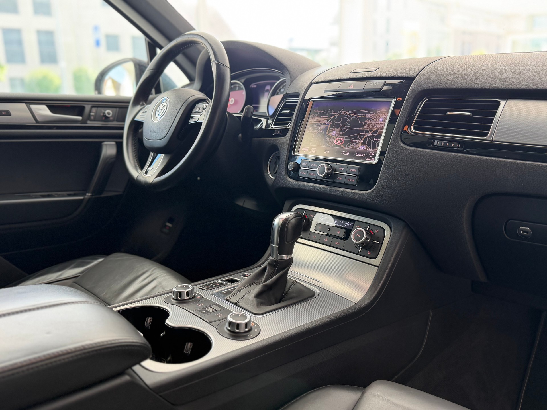 VW Touareg 4.2 TDI R ABT Black Pearl Edition Tiptronic-image-17