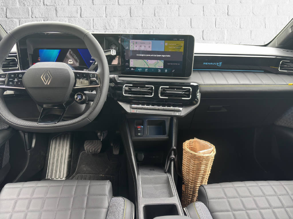 RENAULT R4 E-Tech Comfort Range iconic-image-7