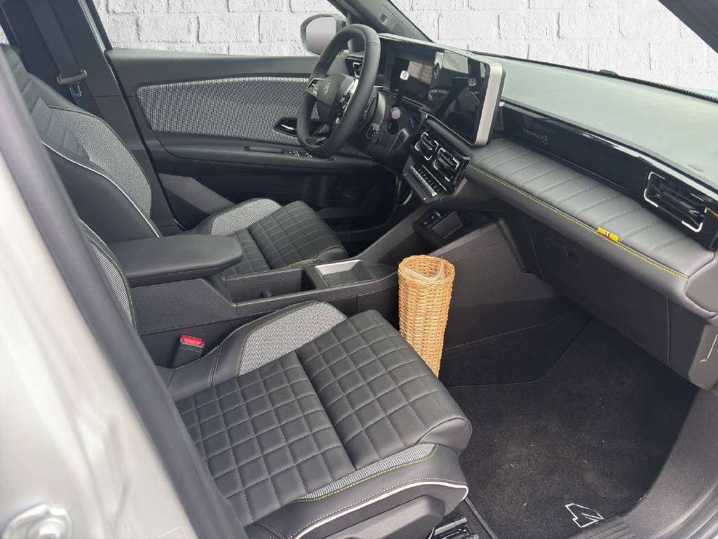 RENAULT R4 E-Tech Comfort Range iconic-image-12