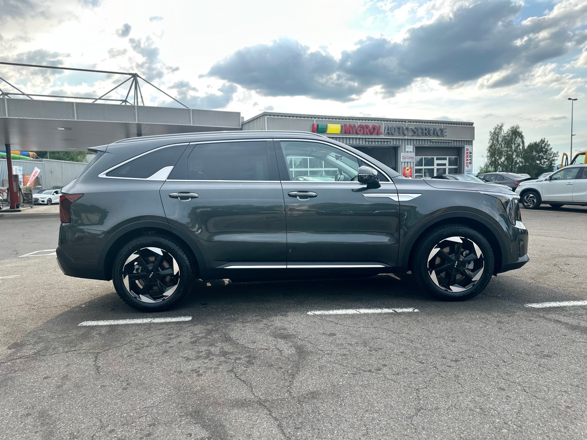 KIA Sorento 1.6 T-GDi HEV Style * 7 Plätzer *-image-11