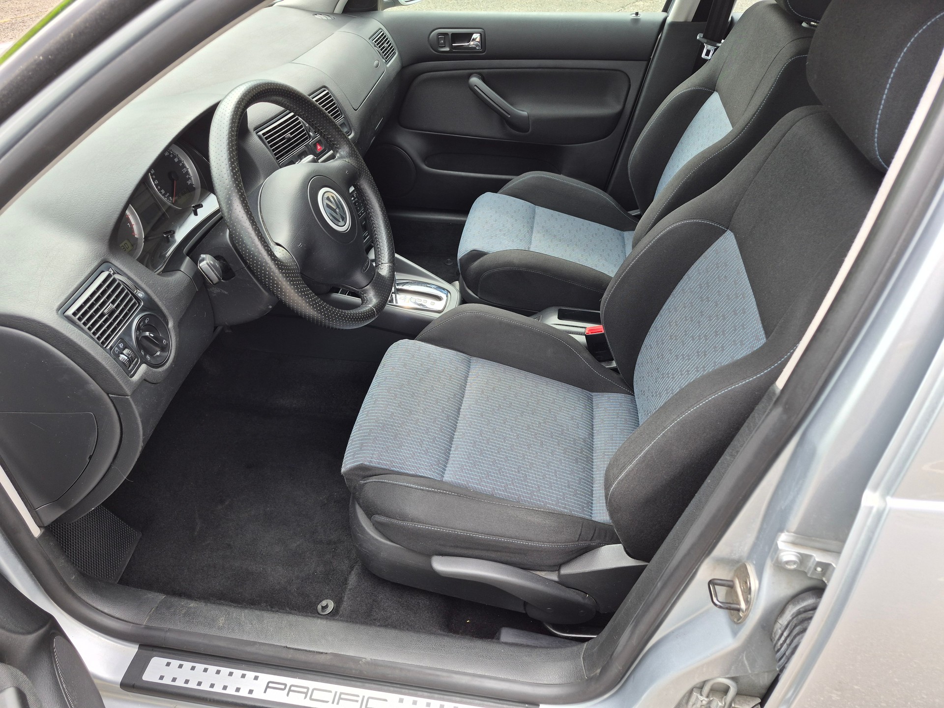 VW Golf 1.6 Pacific Automatic-image-5