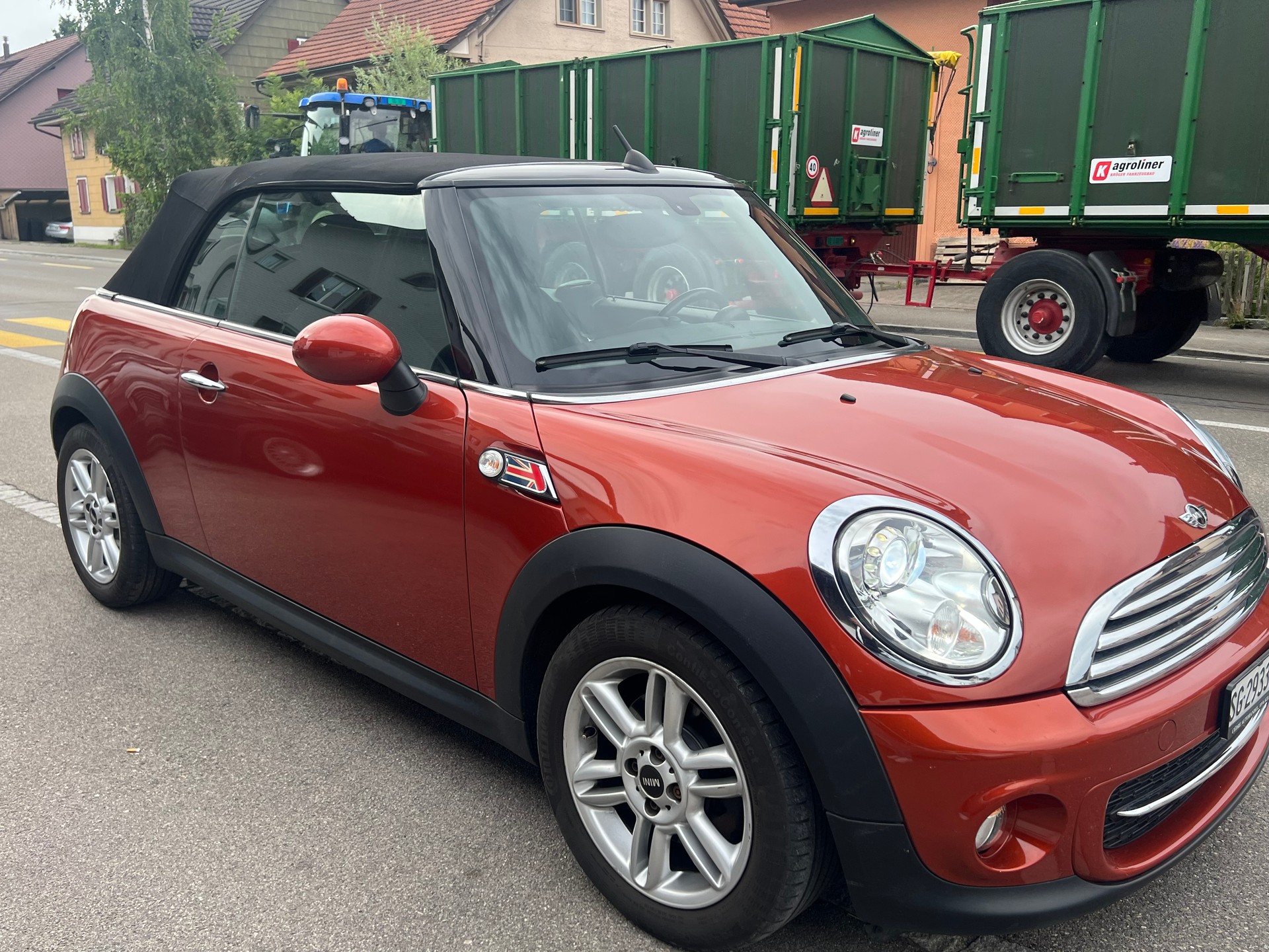 MINI Cooper D Cabriolet-image-1
