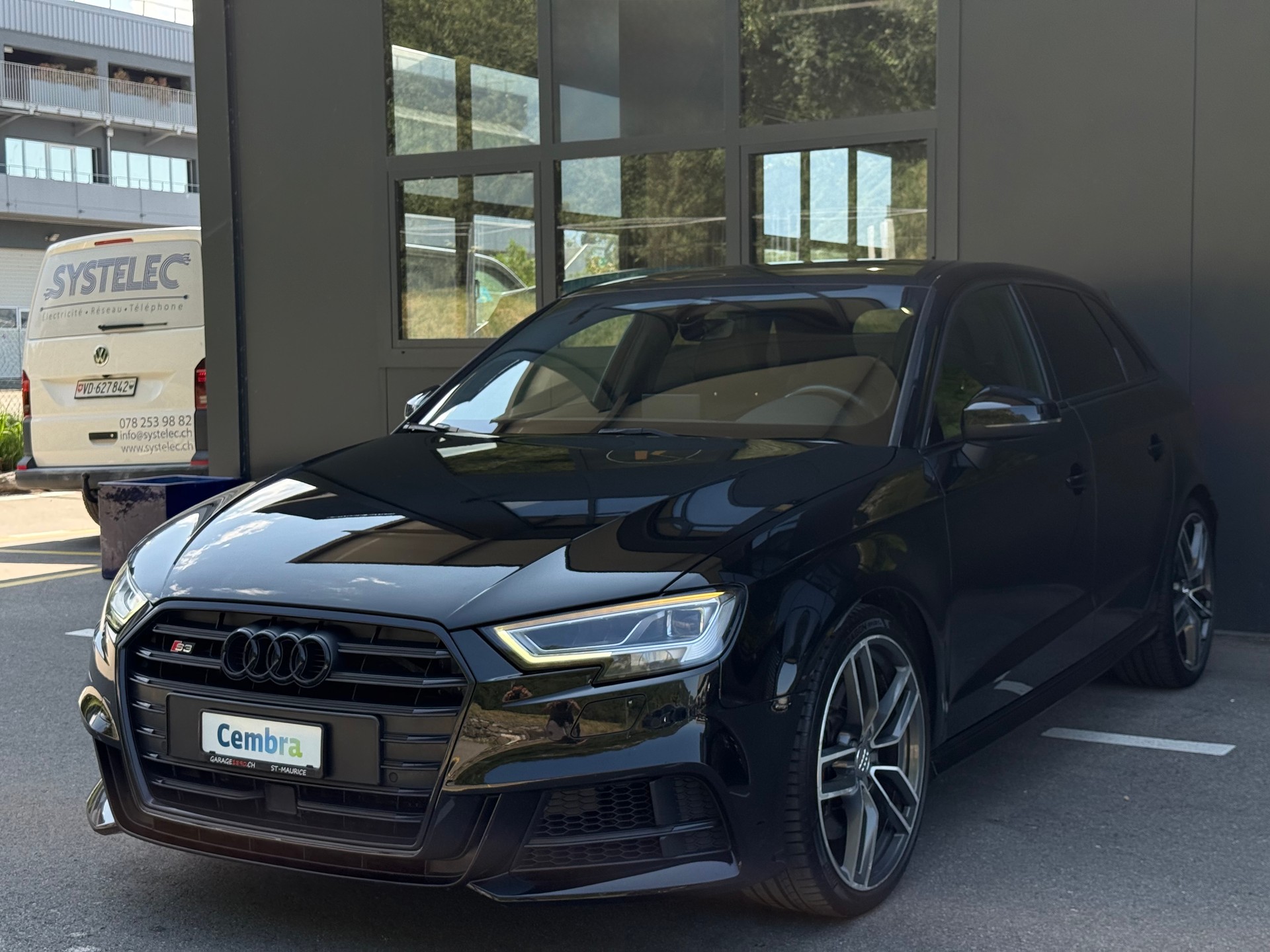 AUDI S3 Sportback 2.0 TFSI quattro S-tronic-showroom-element-1
